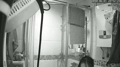 【家庭隐私真实泄密】水暖工偸偸在房主家浴室暗装针孔长时间记录两口子日常洗澡，喜欢鸳鸯浴，喜欢在浴室过夫妻生活 (1)